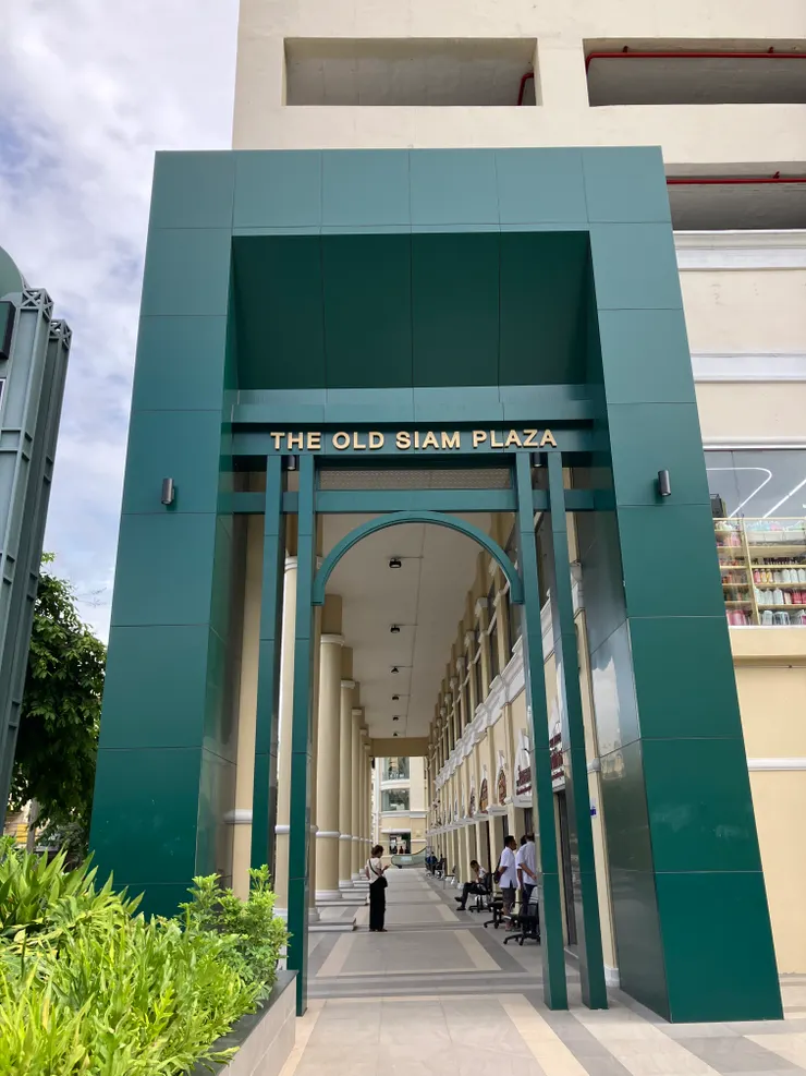 這條通往入口的路，右手邊的店面全都是賣槍枝的