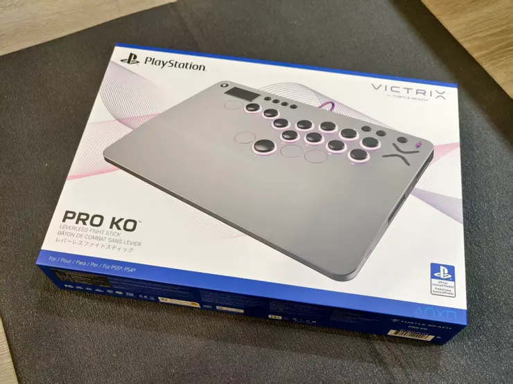 光看外盒的 PlayStation 官方授權標誌,就知道這台「Pro KO」不是開玩笑的。