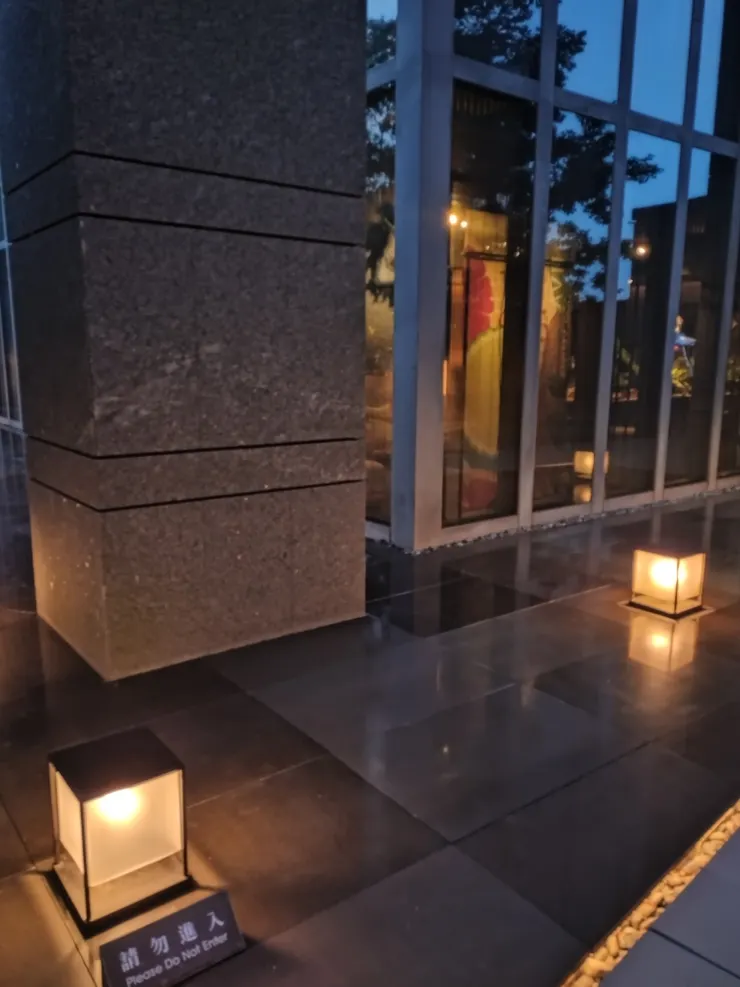大廳外的夜色