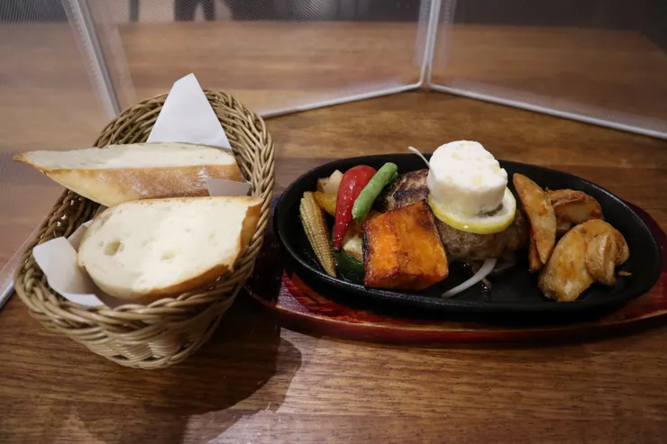 今日選擇:蒜味奶油漢堡排配麵包