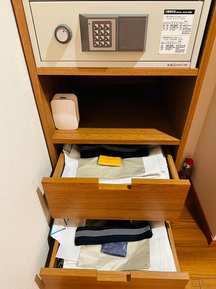 房間內保險箱及浴衣