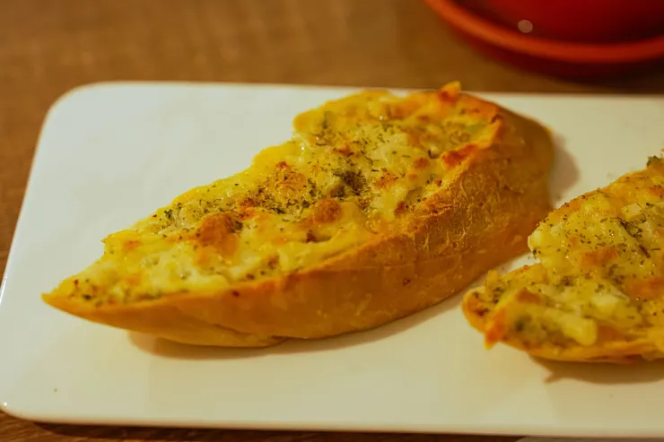 台東美食推薦😋/OA Restaurant 複合式餐廳:很Chill的背後,是一份用心🫂 #祝福花東🇹🇼 #義大利麵推薦 #肉醬 #焗烤麵包 #青醬 #我來開箱