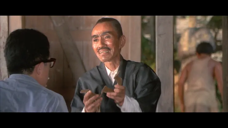 龍立元把破除的腳鐐當成驕傲的家族歷史，並且把腳鐐銬在太根一家