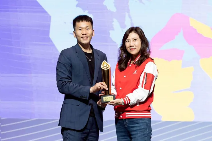 安麗台灣榮獲第 17 屆運動推手獎金質獎，由台灣暨香港總裁林彥秀（右）代表受獎，運動部部長李洋（左）頒獎。