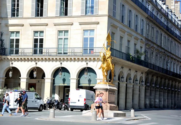 【海軍府杜樂麗花園卡魯索凱旋門 沿里沃利街向東到羅浮宮建築群！聖女貞德鍍金青銅騎馬雕像，里沃利街（Rue de Rivoli）金字塔廣場（Place des Pyramides）附近。】