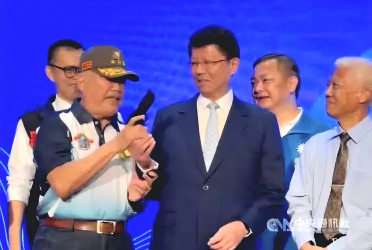 季麟連把玩手槍