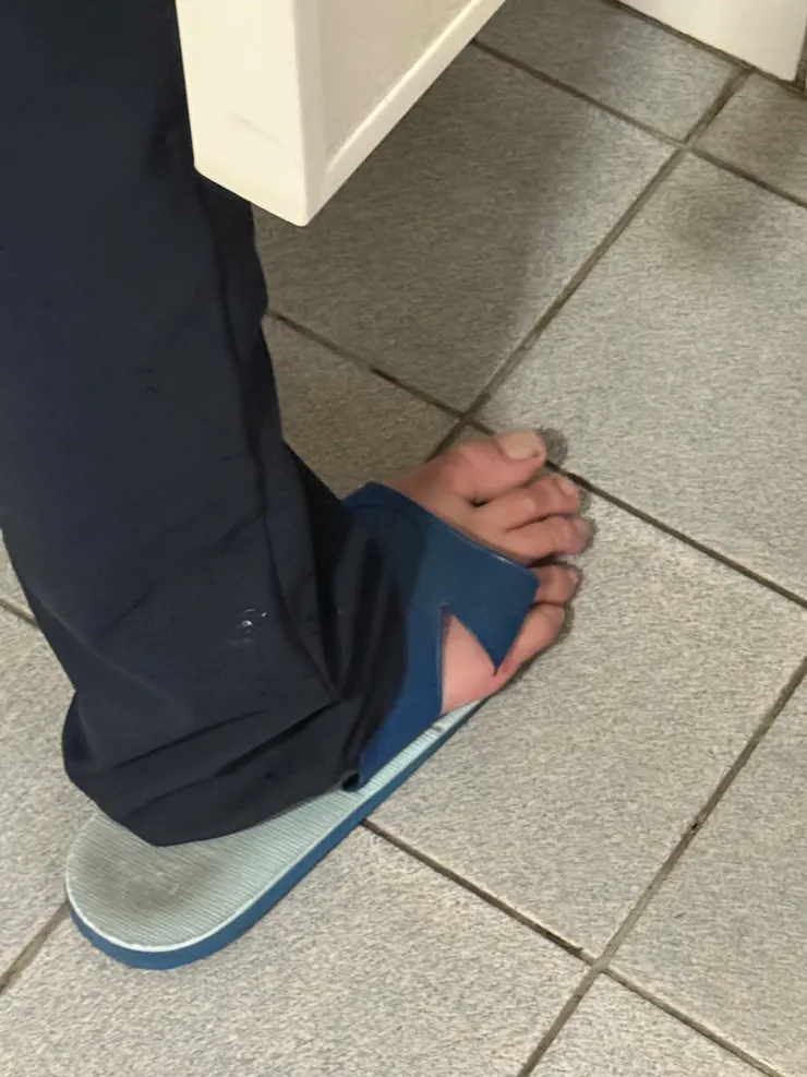 2025/11/12 壞掉倒數的藍白拖