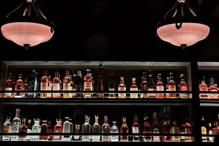 夜間音樂時段，燈光被刻意調暗，吧台區展現出迷人的夜晚氛圍。