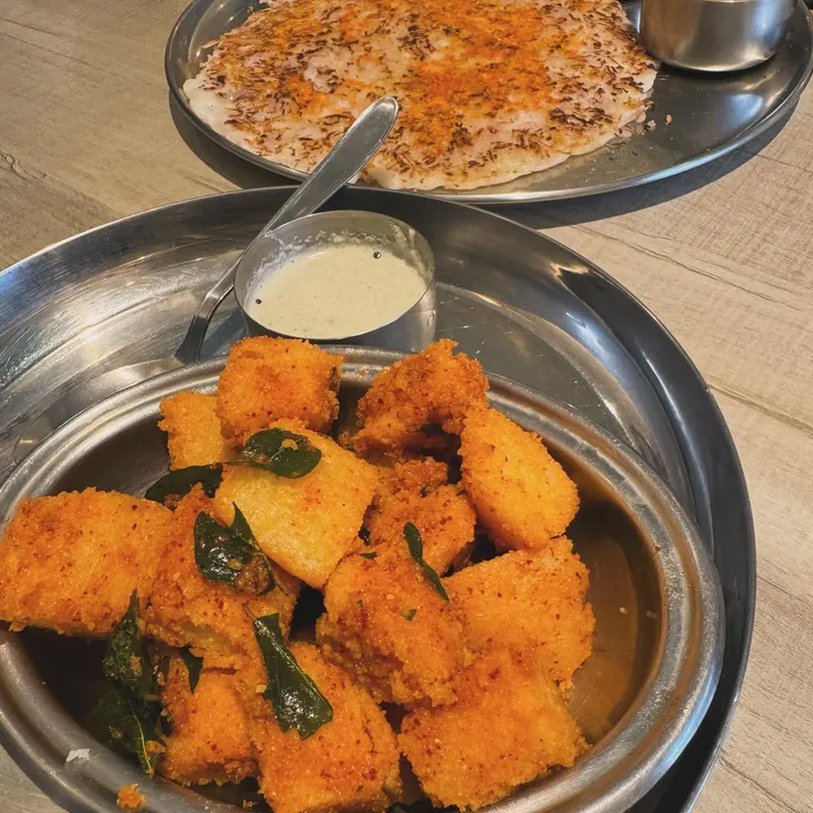 上為印度米披薩，下為長得像蘿蔔糕的炸idli