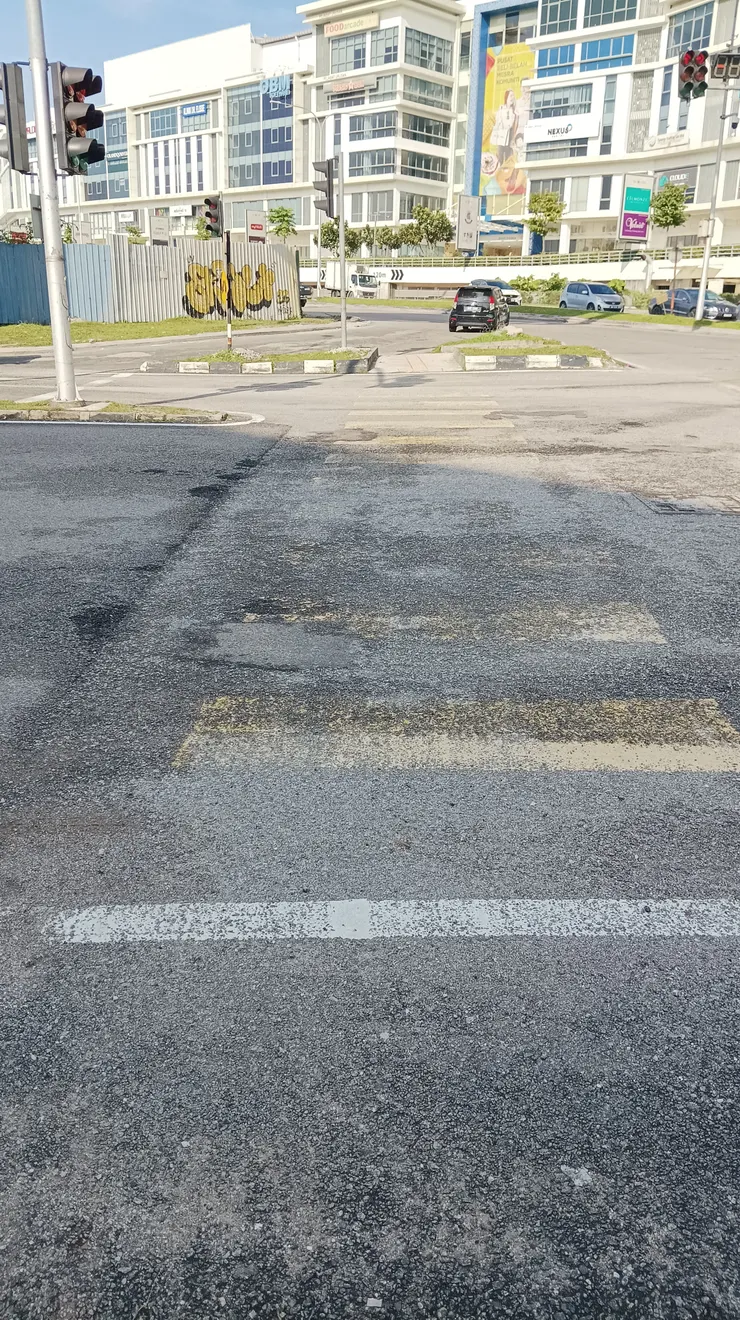 早已不甚清晰的斑馬線