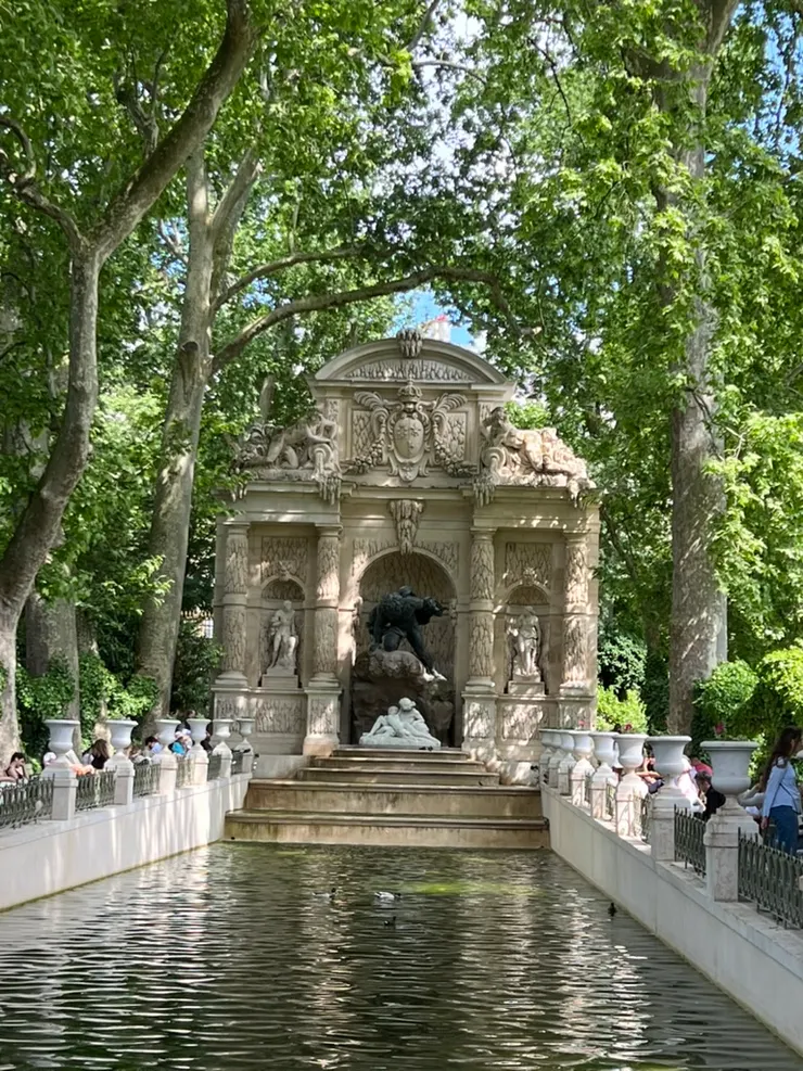 盧森堡公園的噴泉Medici Fountain，旁邊有座椅供人坐著休息
