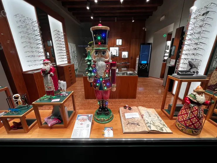 正逢聖誕，到處都是胡桃鉗裝飾