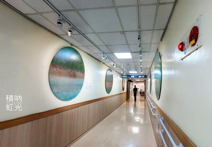 積吶虹光，〈虹心球系列〉，2019年，壓克力顏料、紙。