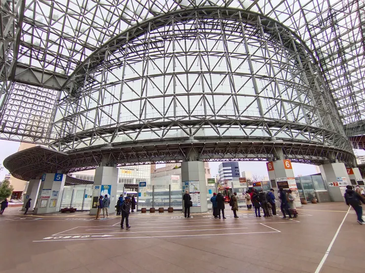 金澤車站充滿現代感的圓頂玻璃造形