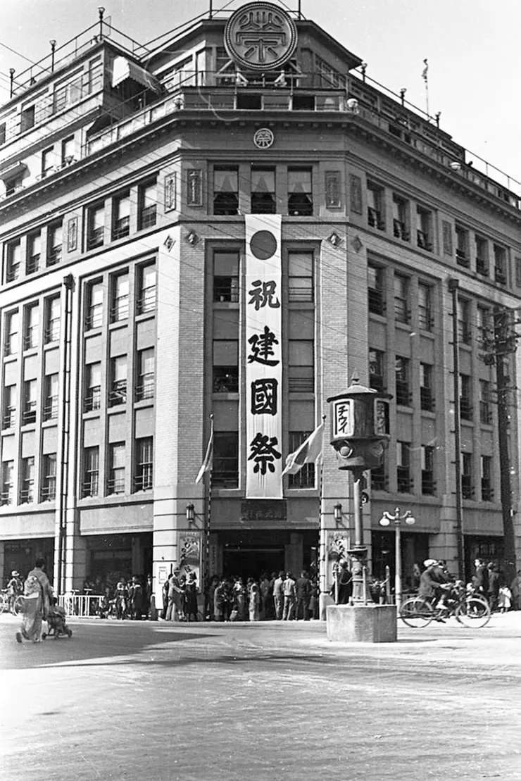 1941年菊元百貨店，前方有臺灣第一座號誌燈。李火增攝影