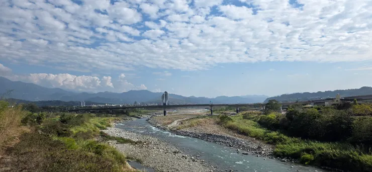 二月枯水期的河床是蒼茫的
