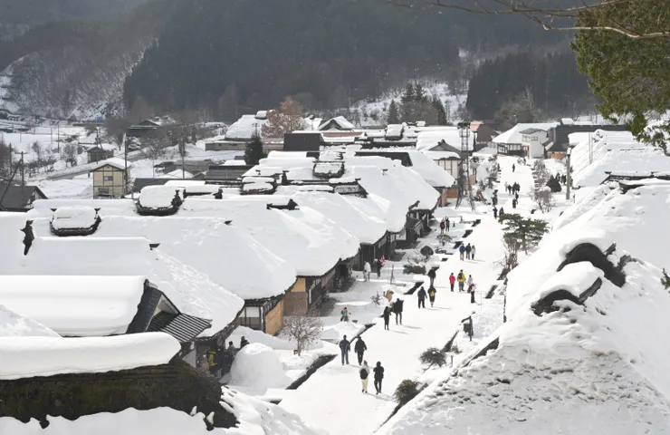 大內宿的茅草屋頂形式為寄棟造,四面屋頂都有斜坡,有利於四面落雪,不過樓上的空間就不如合掌造寬敞嘍。/圖片來源:NANA濕婦