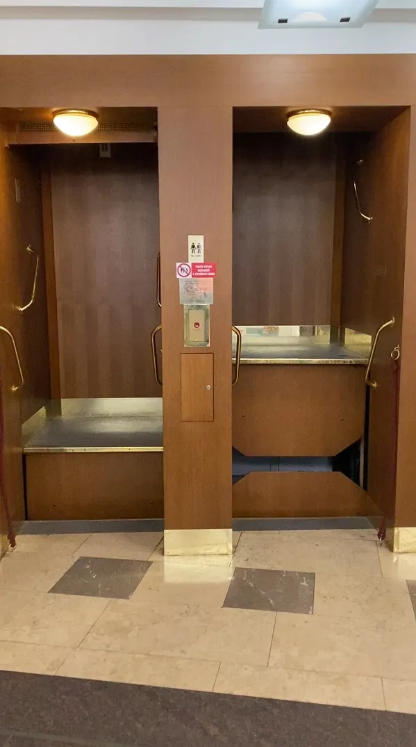 ▲第一次看到沒有門的電梯,當看到有人從上面搭乘下來,覺得很新奇!