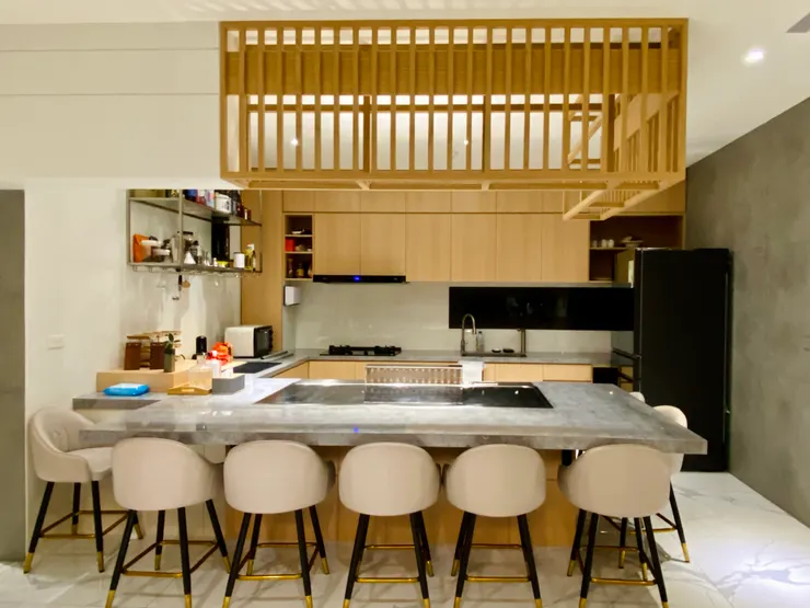 ▲ 晚上坐在吧檯與管家暢聊，年輕時努力打拼，到中年後的返鄉心境，故事如此激勵人心