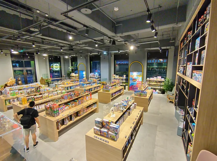 販賣樂高的區域很大