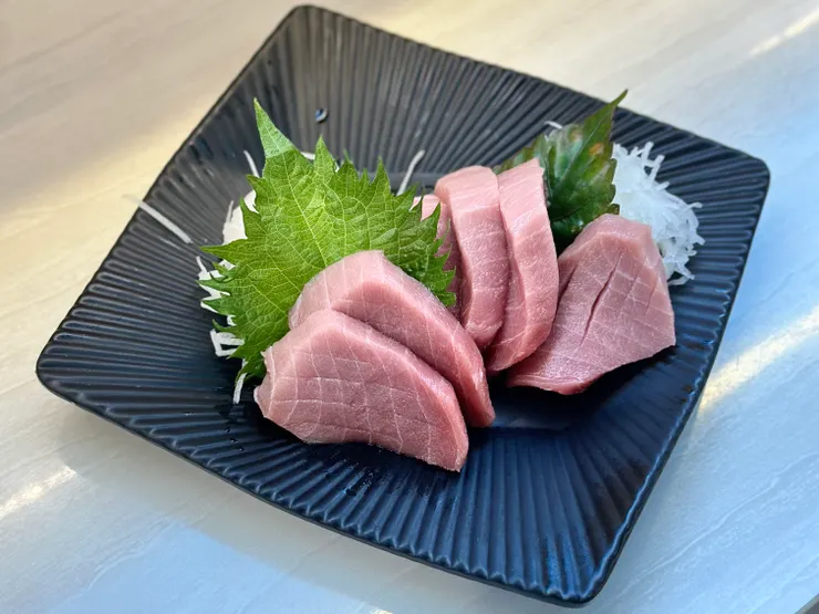 黑鮪魚皮油5片TWD$300（店家看我等太久，多給我一片）