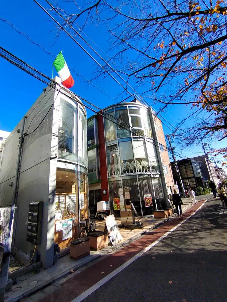 同時又有很多服飾店及小吃店