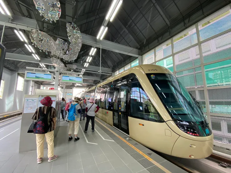 安坑輕軌K09十四張站 車站以"螢火蟲的故鄉"為主要意象