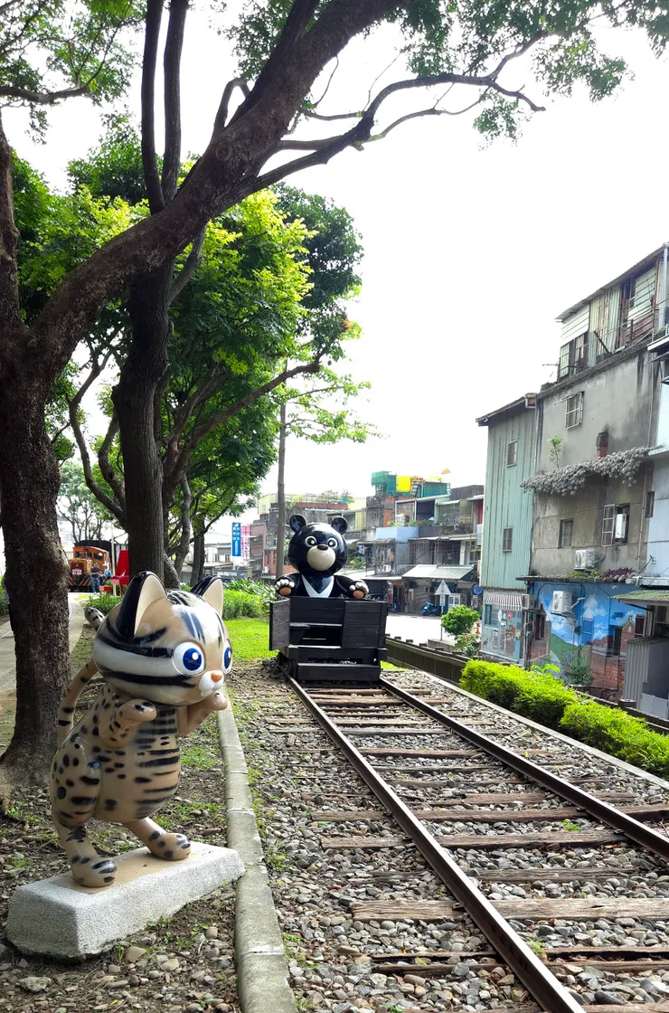 來到鐵道公園,遇見了新朋友,黑熊公仔推著沉甸甸的煤礦車斗。石虎公仔在旁邊探頭探腦。「原來山佳以前是個煤礦區,這裡的故事不只有火車,還有地下的黑金呢!」