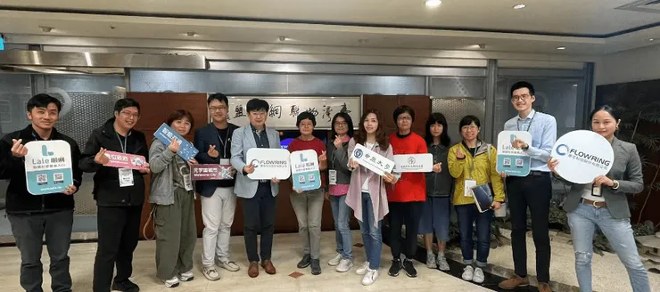 華苓科技梁賓先 董事長(左五)、中原大學「產業加速器暨育成中心」鐘溫慧 經理(右三)、華苓科技馬浚寧  經理(右二)