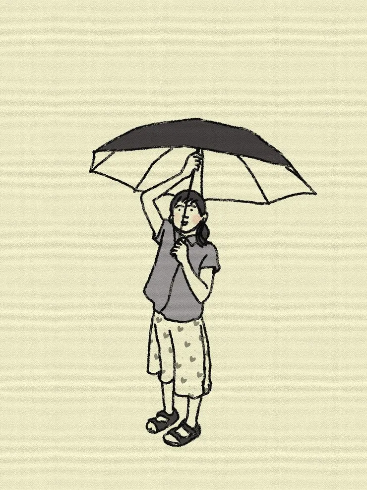 一個女孩撐著傘，靦腆又惆悵。