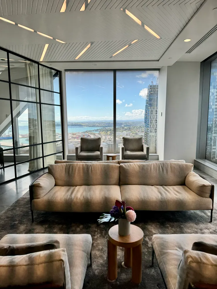 奧克蘭的某金融機構會客室