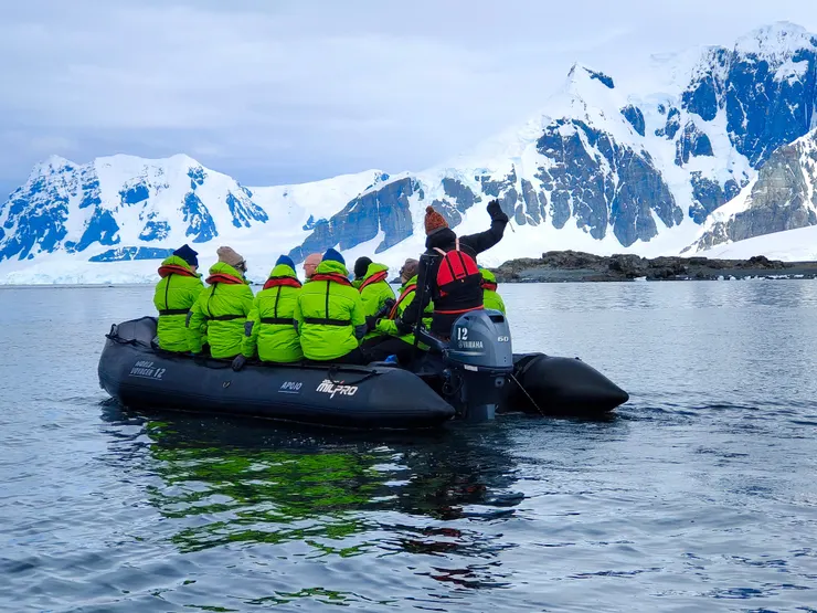 巡航途中，美景如畫。