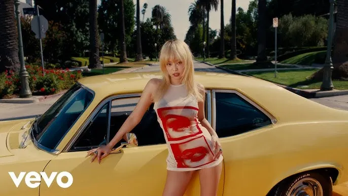 圖片來源:JENNIE 'Mantra' on YouTube