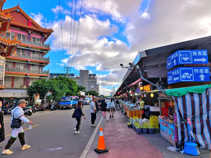 【歸途車城綠豆蒜再買皮蛋鹹鴨蛋！車城福安宮旁的美食特產區，鹹蛋、皮蛋攤販櫛次鱗比，隨便選一家買了。】