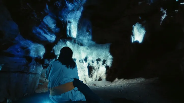 眼前閃閃發亮的螢石即將成為各方勢力爭奪的焦點