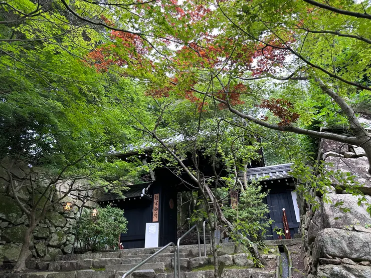 村雲御所瑞龍寺：就是秀次居住的舊址，從前的八幡山城早就夷為平地，只留下一些石頭城跡，這些都是後來再蓋的