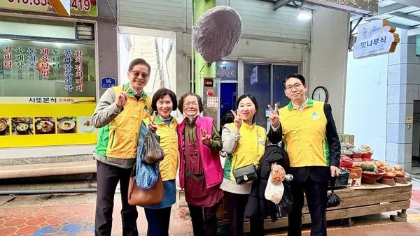 3月19日，新天地志工服務團巨濟分部於玉浦傳統市場舉辦「傳統市場購物」活動，並與當地商家一同合影留念。（照片提供：新天地志工服務團巨濟分部）