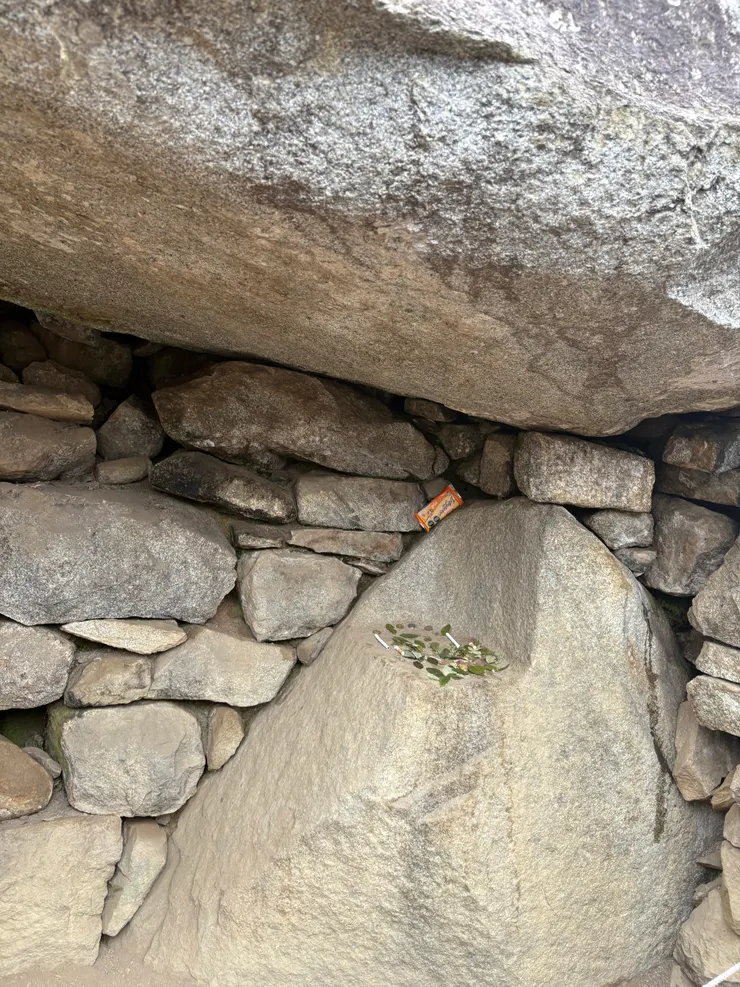 岩石崇拜，香菸和古柯葉都是供品