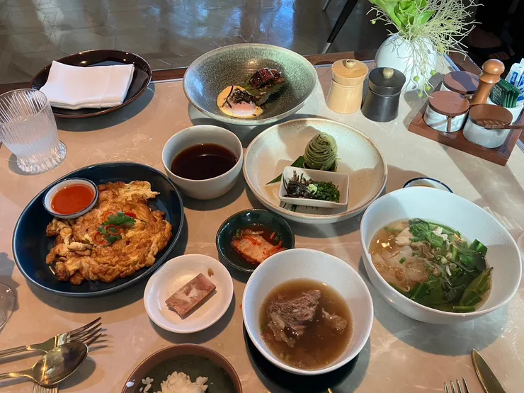 椰子汁是左上角那杯