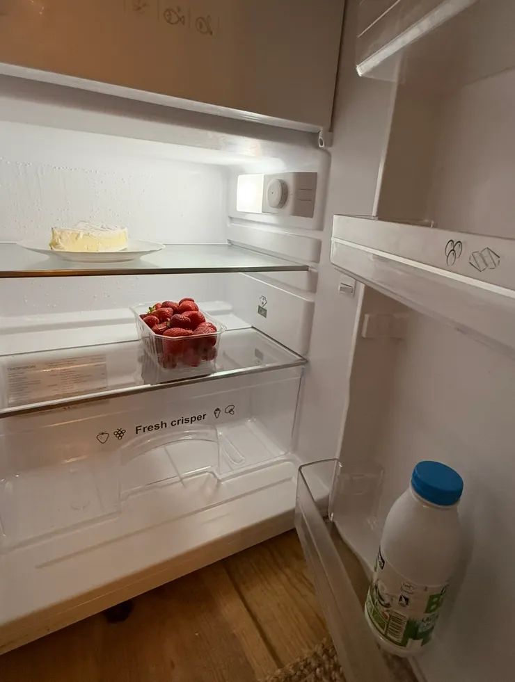 冰箱裡的起司、草莓、牛奶，是民宿主人的愛心