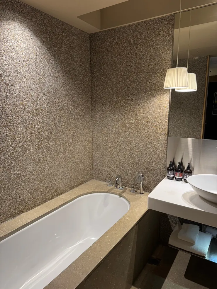 浴室還有浴缸及乾濕分離和免治馬通...