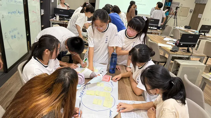中正高中，設計大量的組間討論活動與課堂發表