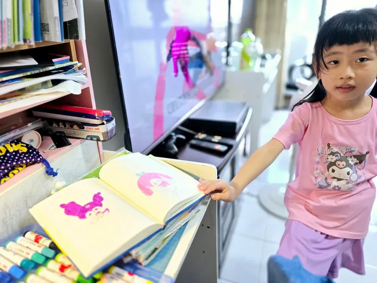 體驗愛塗鴉寶貝看過來!可自由裁切、牆壁、木板隨處可黏、白板