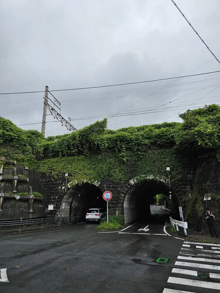 很有特色的隧道，上面是給JR跑的