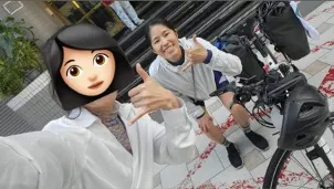 和I在門口道別。一個住北,一個住南,實在不知道下次見面會是什麼時候。