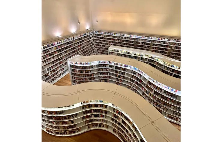 波浪式書櫃是網紅的必拍區