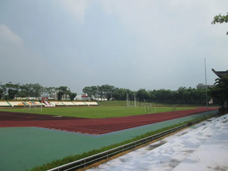 也好幾年沒再踏上的學校運動場
