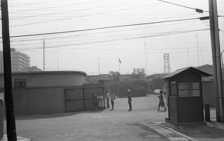 美軍顧問團已撤離，美國在台協會台北辦事處正式開始作業，市民前往查看（1979年4月16日新生報記者拍攝。圖片來源：國家文化記憶庫）