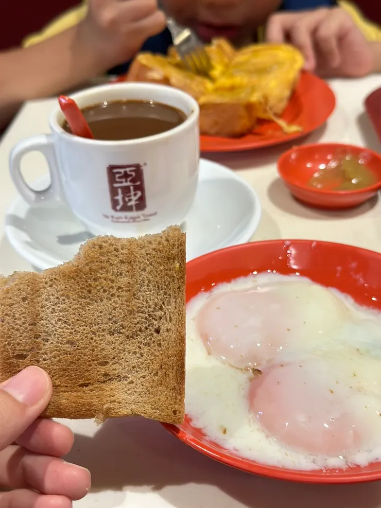 吐司單吃就很好吃，不用咖椰醬也不用沾蛋，一下就吃光光了