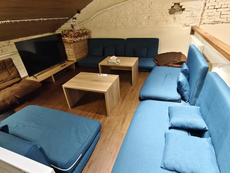 三樓之上的閣樓像是城市裡的小客廳，氛圍悠閒放鬆～